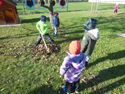 Uklízíme listí na zahrádce